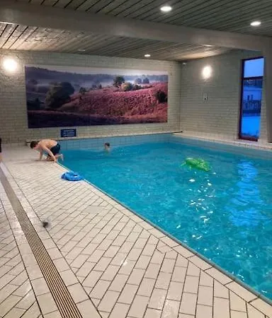 木屋 6 Persoons Op De Veluwe Bij Binnen En Buiten Zwembad