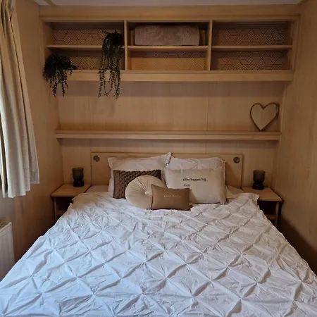 شاليه 6 Persoons Op De Veluwe Bij Binnen En Buiten Zwembad