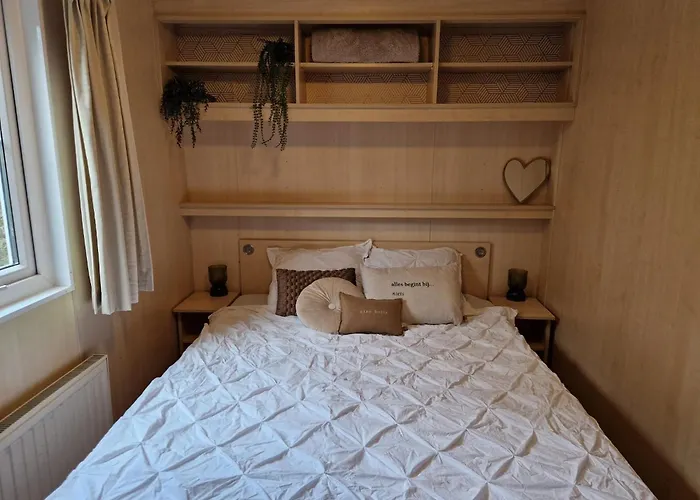 شاليه 6 Persoons Op De Veluwe Bij Binnen En Buiten Zwembad